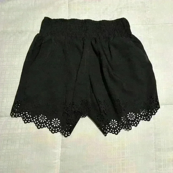 NWOT La Classe Couture Black  Eyelet Scalloped Shorts - Picture 1 of 3